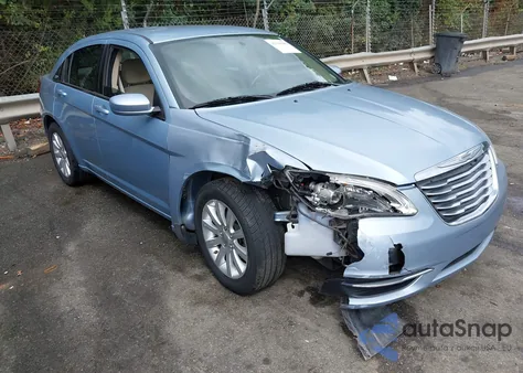 2013 Chrysler 200 Touring z USA, uszkodzony, nr VIN 1C3CCBBB8DN656877